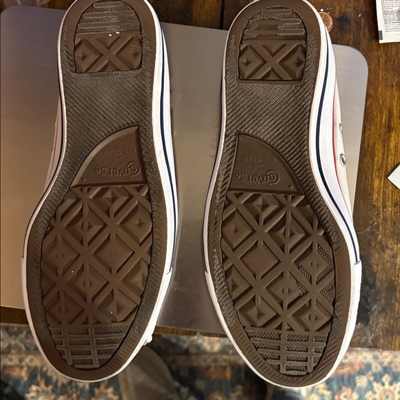 Converse women 11 White and Red Sneakers - Picture 8 of 8